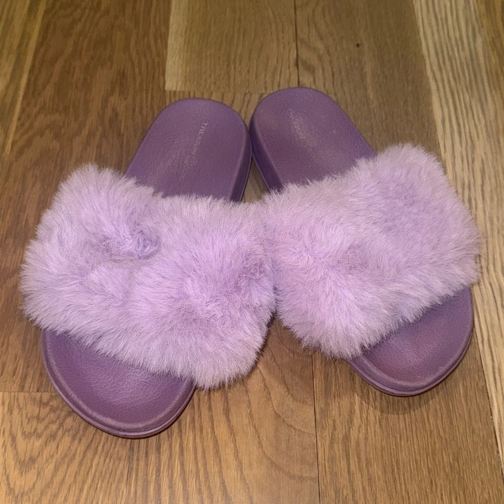 Treasure & Bond Lilac Fuzzy Slide Sandals